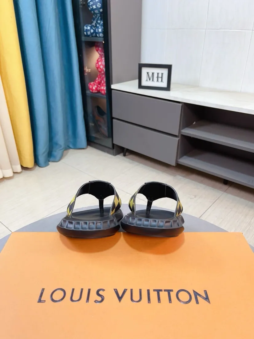 Men's shoes 💰260🌹🌹 (lv-Louis Vuitton) new men's sandals, high-end boutique, exquisite embossed logo decoration on the upper, fine workmanship, super soft soles, casual, loose and comfortable, a must-have in summer! \nsize：38-44